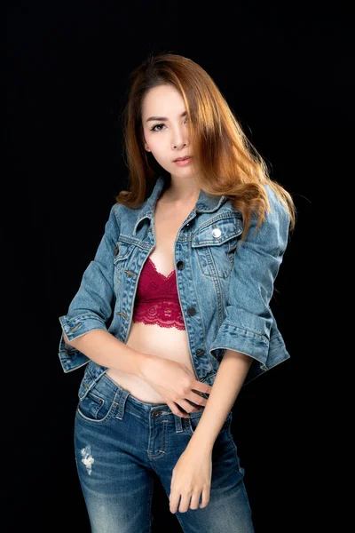 Femme asiatique sexy en jeans . — Photo