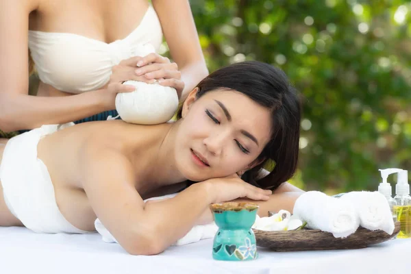 Vacker Ung Asiatisk Kvinna Njuter Massage Utomhus Spa Salong Dagtid — Stockfoto