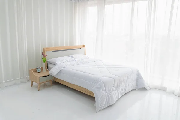 木製のベッドの上の白いカーテンと白い枕を備えた室内の白い寝室は 休息と睡眠のためのエレガントな古典です 現代の白いベッドルーム明るい — ストック写真