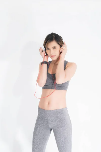 Mulher Fitness Ouvindo Música Usando Fones Ouvido Música Branca Gosta — Fotografia de Stock