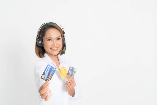 Amigável Operador Linha Apoio Feminino Call Center Mostrando Cartão Crédito — Fotografia de Stock