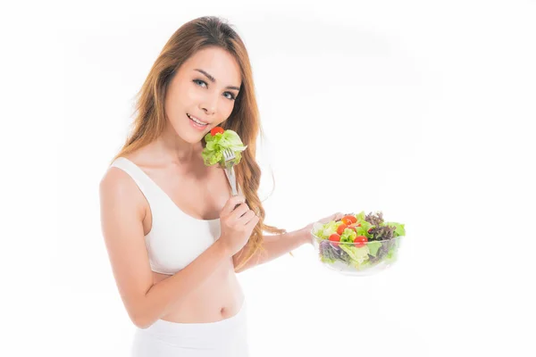 穿着白色运动胸罩的美丽的亚洲年轻女子健康食品吃着有着白色背景的健康食品沙拉 — 图库照片