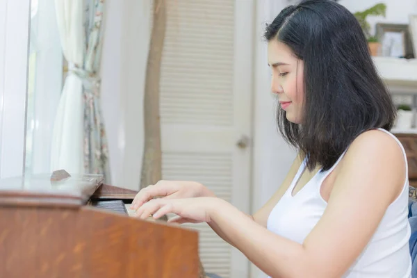 Mulher Grávida Tocando Piano Pela Janela Quarto — Fotografia de Stock