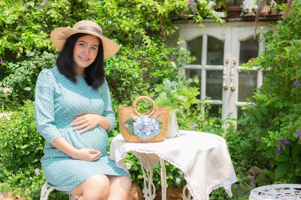 Krásná Těhotná Žena Usmívá Šťastný Nosit Klobouk Vintage Zelené Šaty — Stock fotografie