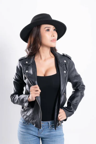 Siyah Deri Ceketli Asyalı Genç Bir Kadın Moda Stüdyosunda Siyah — Stok fotoğraf