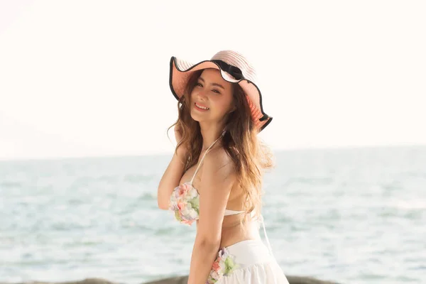Портрет Усміхненої Красивої Молодої Жінки Літньому Капелюсі Великим Краєм Пляжі — стокове фото