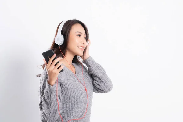 Jovem Mulher Bonita Vestindo Uma Camisola Cinza Está Mentindo Ouvindo — Fotografia de Stock