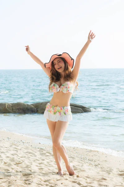 Portrait Beautiful Young Woman Wearing Summer Hat Brim She Smiling — Stock Photo, Image