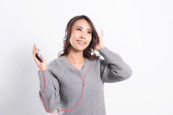 Jovem Mulher Bonita Vestindo Uma Camisola Cinza Está Mentindo Ouvindo — Fotografia de Stock