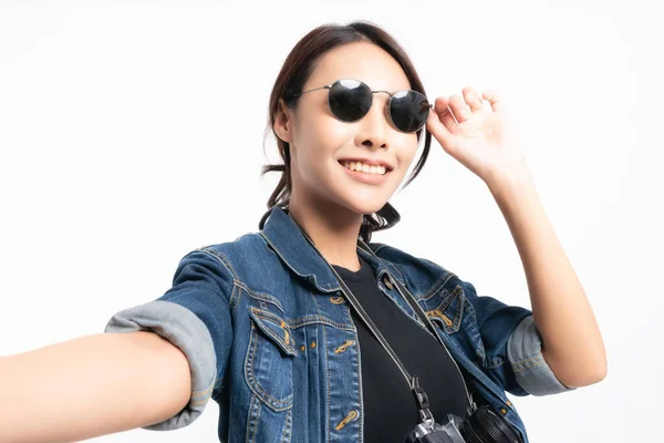 Retrato Mulher Asiática Feliz Uma Jaqueta Ganga Usando Óculos Sol — Fotografia de Stock