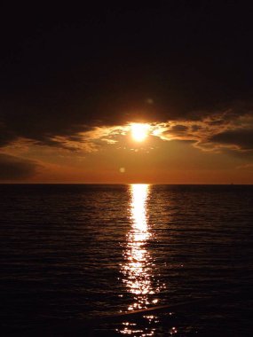 Denizin üzerinde güzel gün batımı 