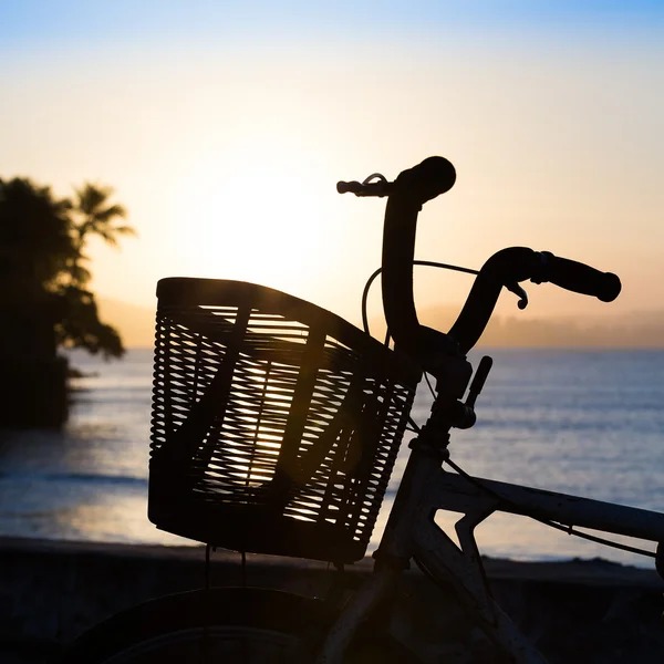 Vélo et coucher de soleil — Photo