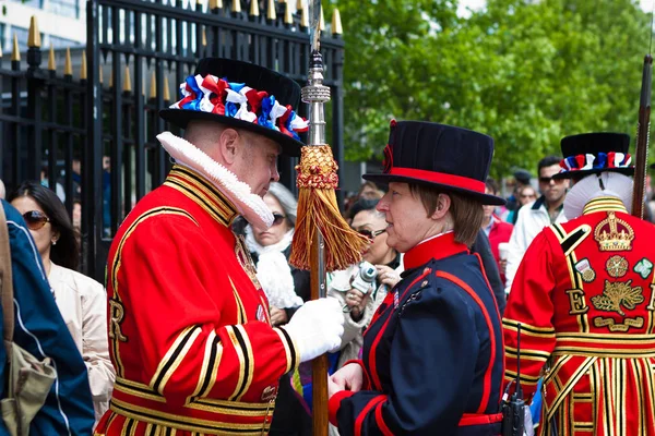 Yeoman of the Guard (Beefeaters) at the Tower of London — Stock Photo, Image
