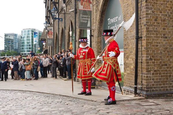 Yeoman of the Guard (Beefeaters) at the Tower of London — Stock Photo, Image