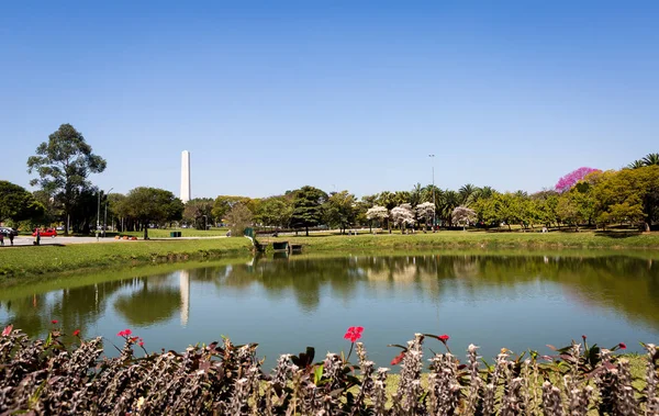 Ibirapuera Parkı ve Dikilitaş Sao Paulo — Stok fotoğraf