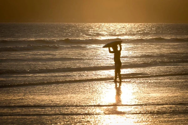 Uma criança brincando na praia . — Fotografia de Stock