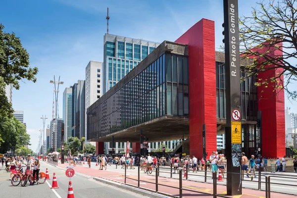 Tipik bir Pazar Paulista Avenue