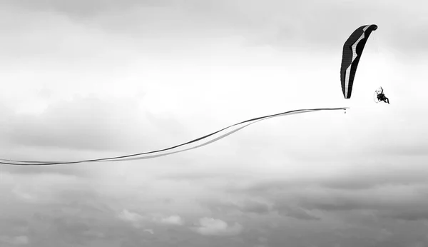 桑托斯 2011年12月03日 滑翔伞在巴西桑托斯市发表演讲 — 图库照片