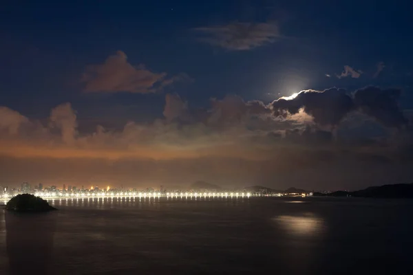 Άποψη της πόλης Σάντος, πλήρως φωτισμένη κατά τη διάρκεια μιας νύχτας πανσελήνου — Φωτογραφία Αρχείου