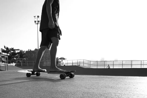 Garçons pratiquant le skateboard au coucher du soleil — Photo