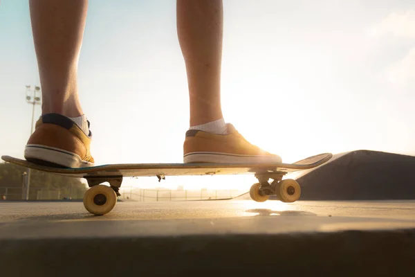 Meninos praticando skate durante o pôr do sol — Fotografia de Stock