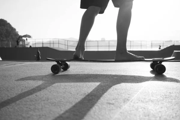 Хлопчики практикують скейтбординг під час заходу сонця — стокове фото