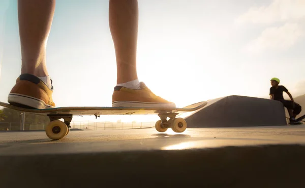 Meninos praticando skate durante o pôr do sol — Fotografia de Stock