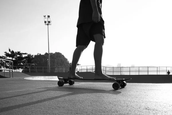 Kluci trénují skateboarding během západu slunce — Stock fotografie