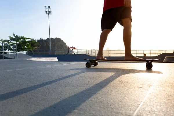 Laki-laki berlatih skateboard selama matahari terbenam — Stok Foto