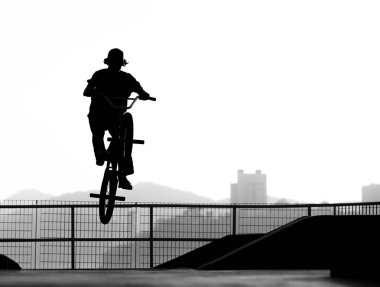 Siluette bmx akrobatik figürü kullanan adam