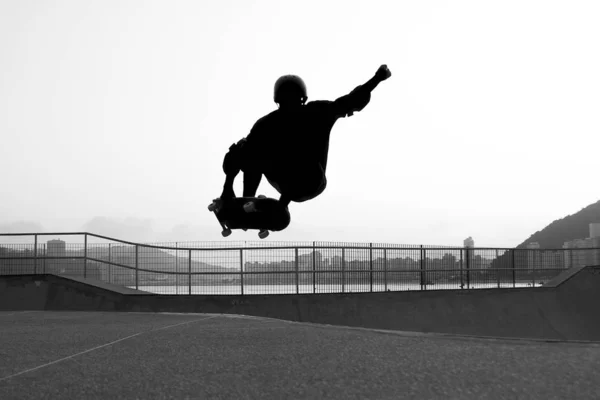 Giovane skateboarder in uno skate park — Foto Stock