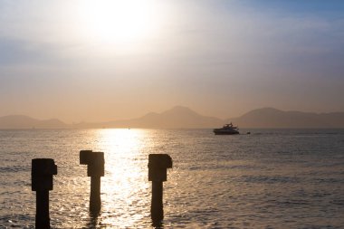 Bir sürat teknesi ve bir jet ski marinaya dönüyor.