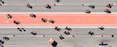 Pazar günü Sao 'da Paulista Bulvarı bisiklet yolunun havadan görünüşü. 
