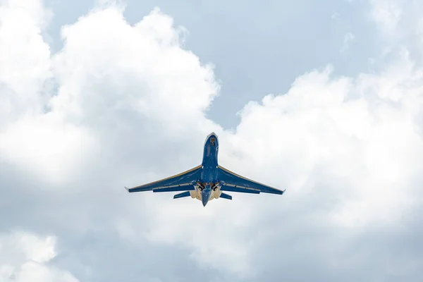 Avião jato azul com duas turbinas traseiras decolando — Fotografia de Stock