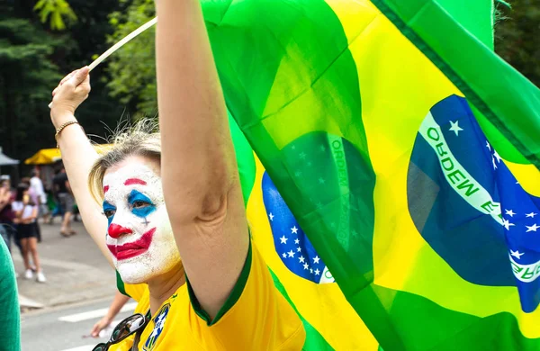 Protestante brasileiro, vestido de palhaço, protestando contra o — Fotografia de Stock