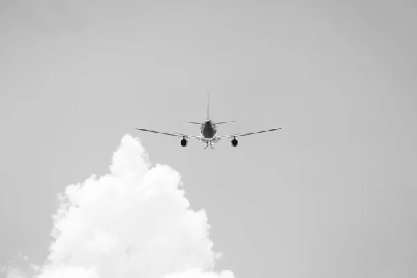 Passenger jet plane taking flight — 图库照片