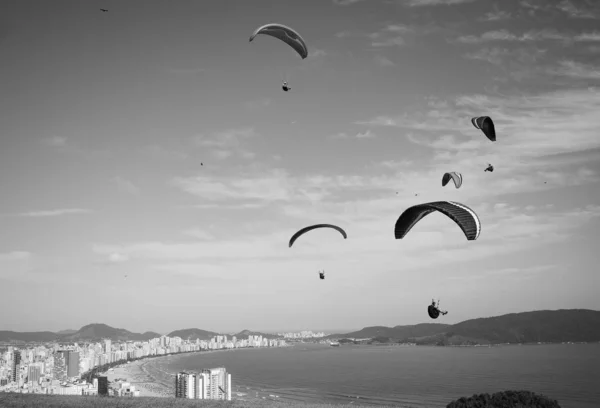 Parapentes sobrevolando la ciudad de Santos y Sao Vicente, Braz — Foto de Stock