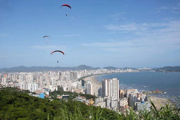Paragliders flying over the city of Santos and Sao Vicente — Stok fotoğraf