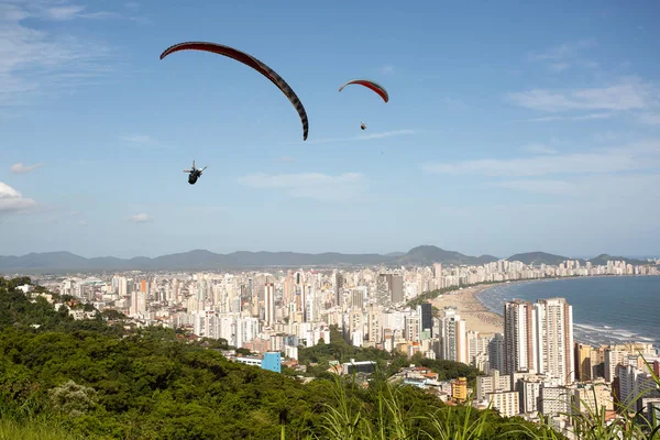 Parapentes sobrevolando la ciudad de Santos y Sao Vicente — Foto de Stock