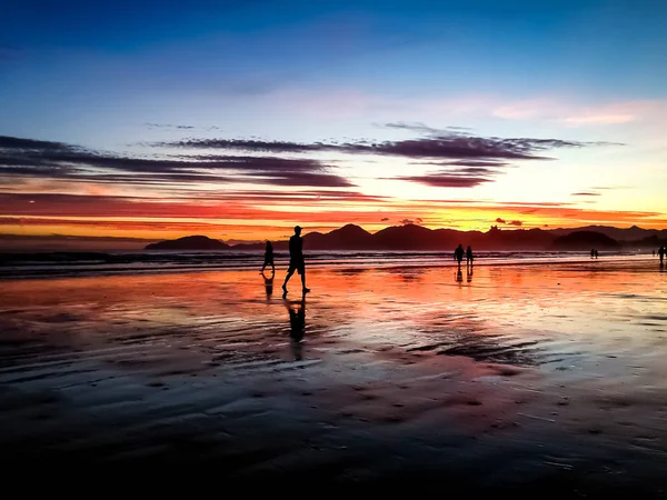 Menschen, die am Meer spazieren, in Santos, Brasilien, während einer seltenen — Stockfoto