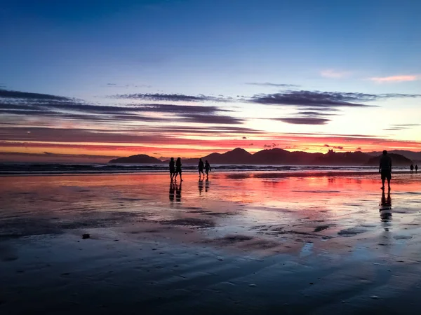 Gente paseando por el mar, en Santos, Brasil, durante un — Foto de Stock