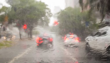 Yağmurlu günlerde trafikte görünmezlik tehlikesi