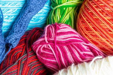 Örgü örmek için çeşitli renklerde yün topları ile arka plan.