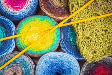 Örgü örmek için çeşitli renklerde yün topları ile arka plan.