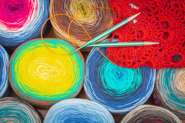 Фон с шариками шерсти различных цветов для вязания
.