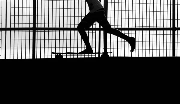 Skateboarder Montando Longboard Com Pés Descalços Fotografados Preto Branco — Fotografia de Stock