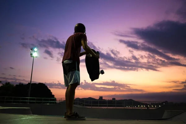 Skateboarder Com Seu Skate Fotografado Backlight Durante Belo Pôr Sol — Fotografia de Stock