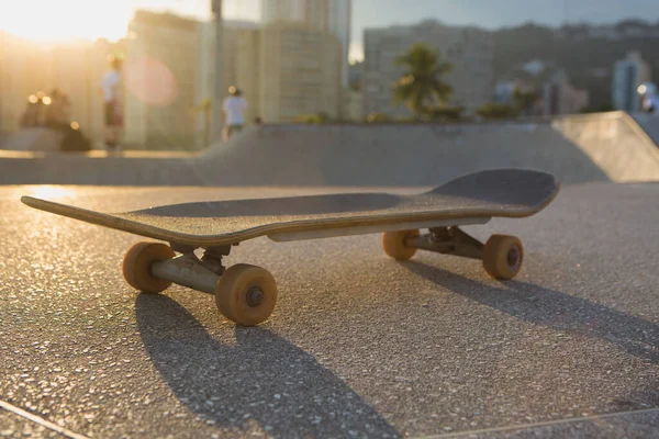 Skateboard Gefotografeerd Een Skateboard Park Achtergrondverlichting Met Lens Flare — Stockfoto