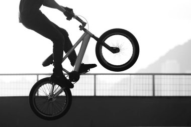 BMX bisikletçisi kaseye atlıyor..