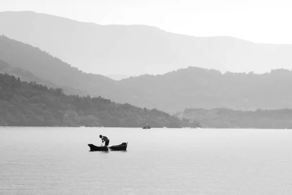 Pescatori Solitari Tirando Rete Sulla Costa Dello Stato Rio Janeiro — Foto Stock